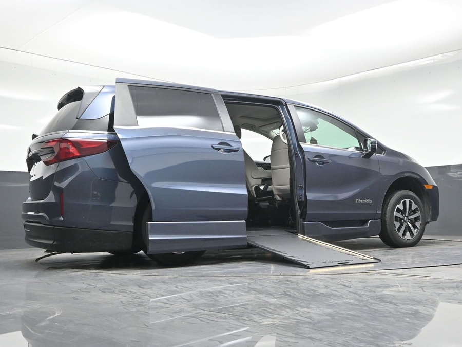Blue Honda Odyssey image number 18