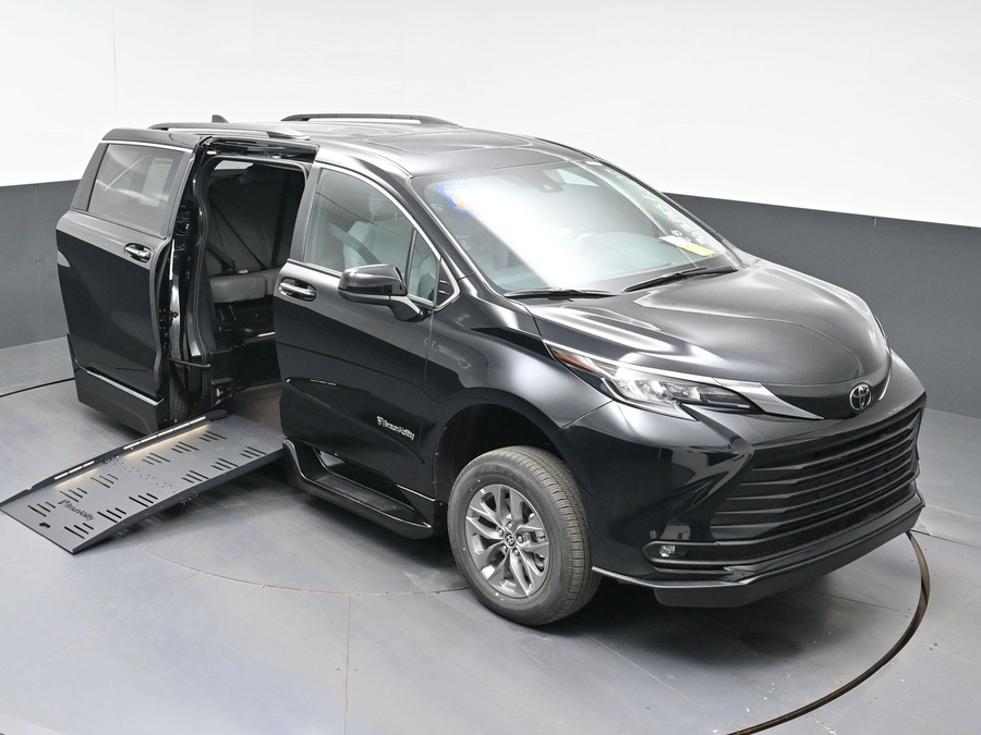 Imagen de la Toyota Sienna negra número 20