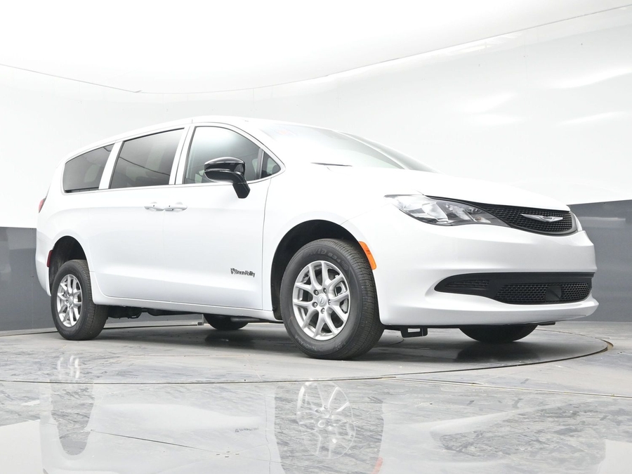 White Chrysler Voyager image number 19