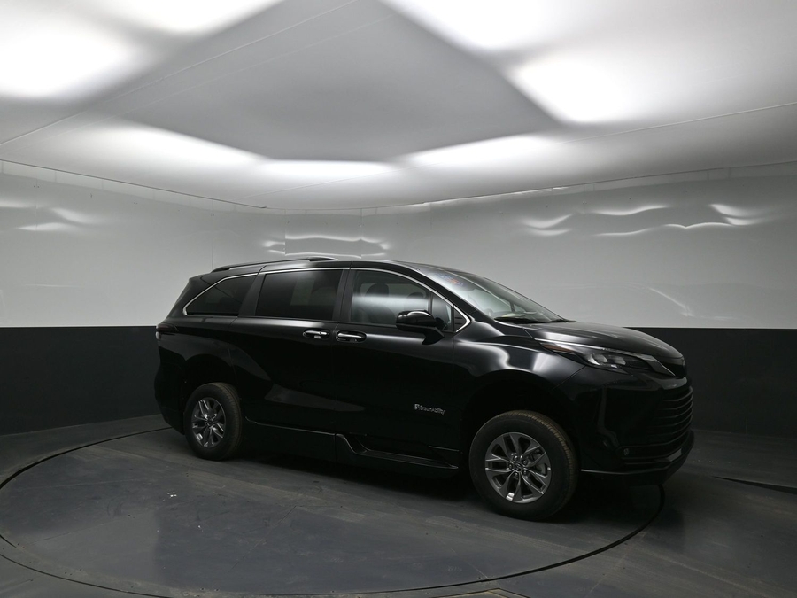 Black Toyota Sienna image number 17