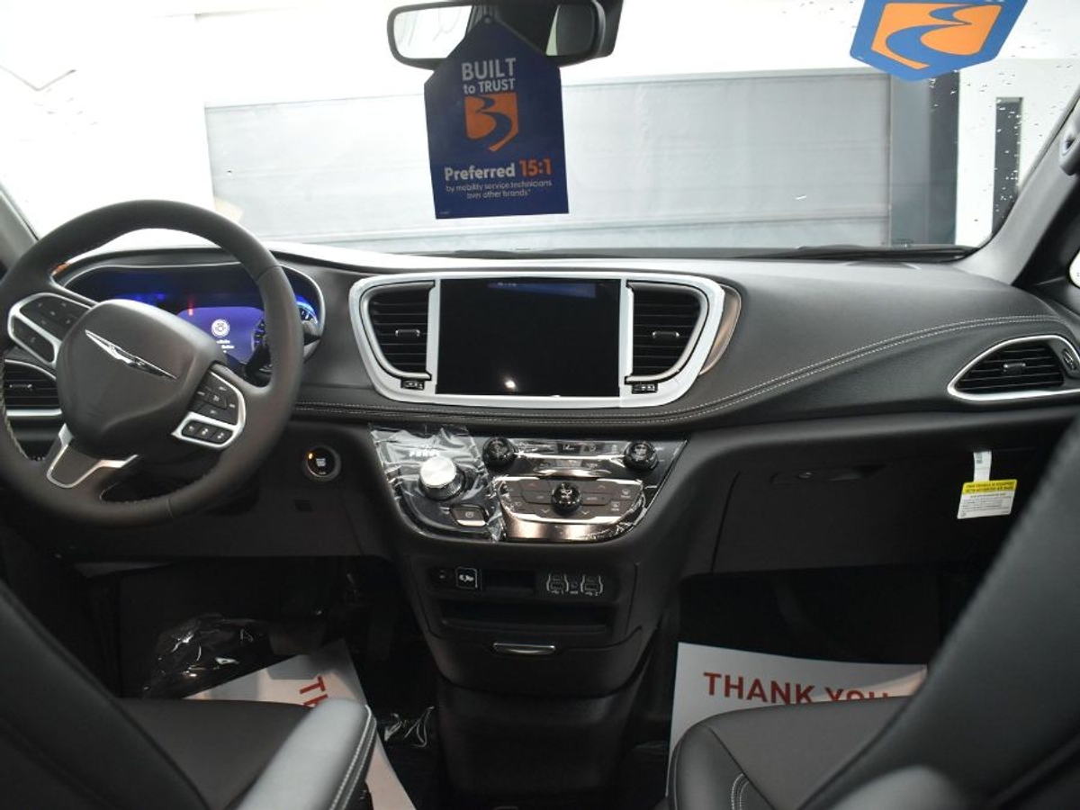2025 CHRYSLER PACIFICA - Image 13