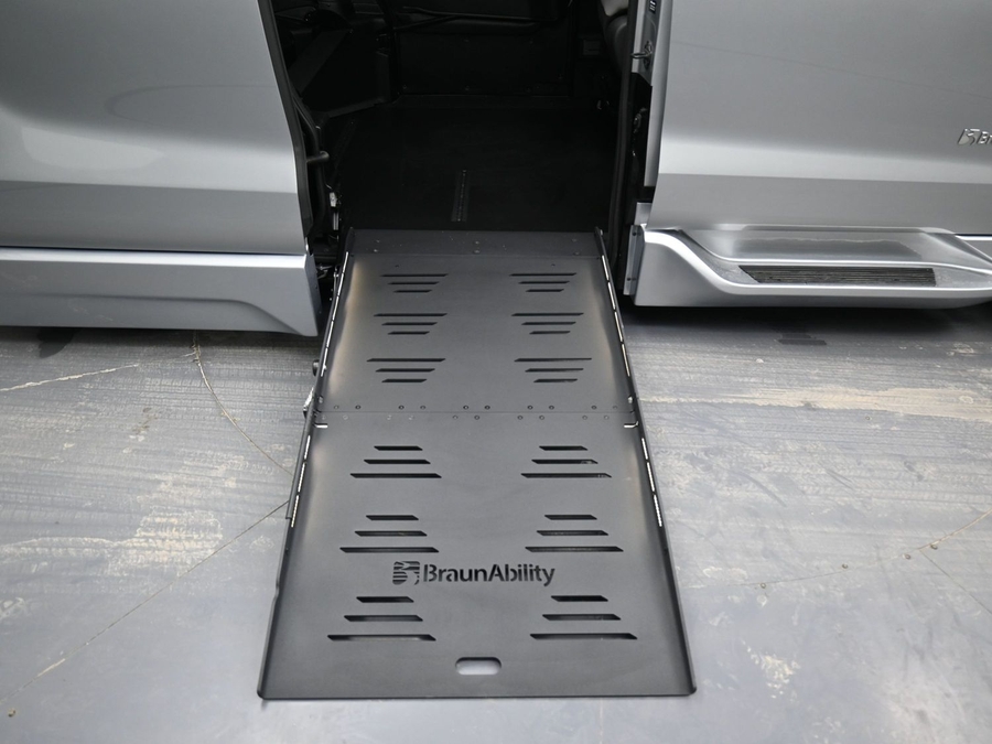 New 2025 Toyota Sienna Hybrid XLE Plus - BraunAbility Side Entry Entry Fold Out Automatic Ramp