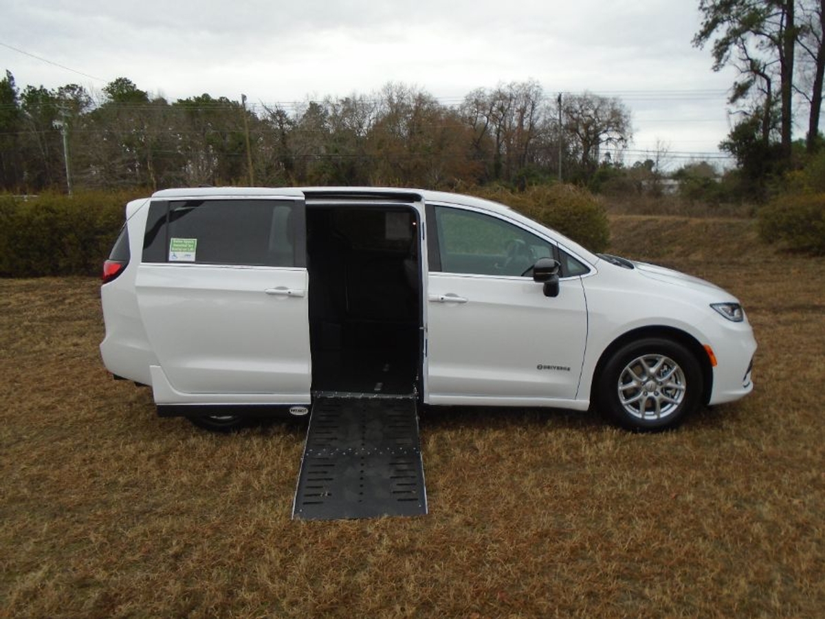 White Chrysler Pacifica image number 1