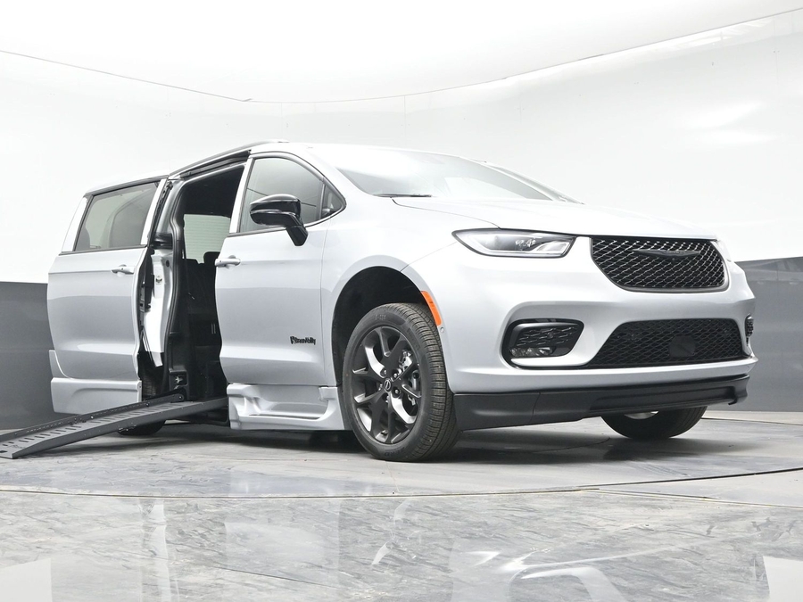 New 2026 Chrysler Pacifica Select Sport - BraunAbility Side Entry Entry Fold Out Automatic Ramp