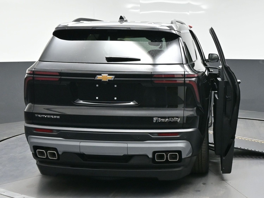 New 2026 Chevrolet Traverse 1LT - BraunAbility Side Entry In Floor Automatic Ramp