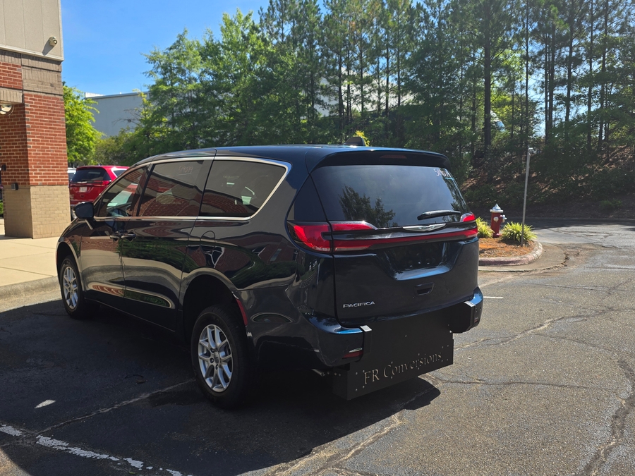 Blue Chrysler Pacifica image number 4
