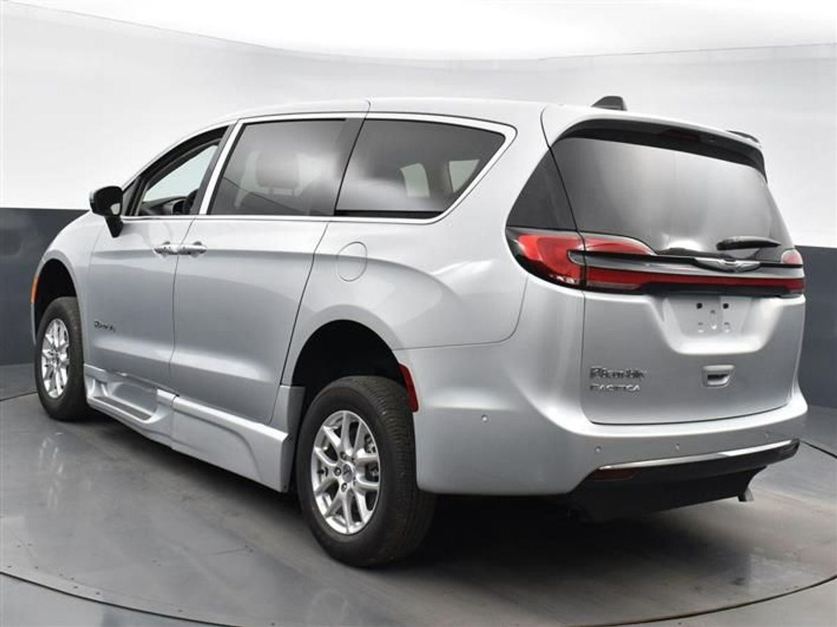 Silver Chrysler Pacifica image number 4