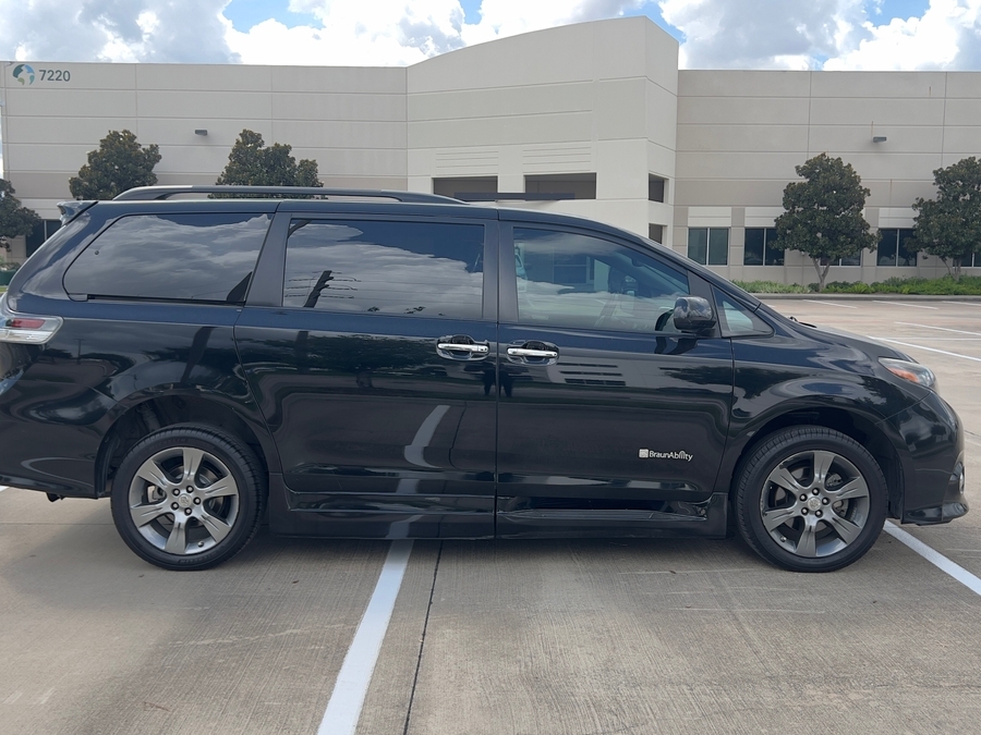 Used 2015 Toyota Sienna SE - BraunAbility Side Entry Entry In Floor Automatic Ramp