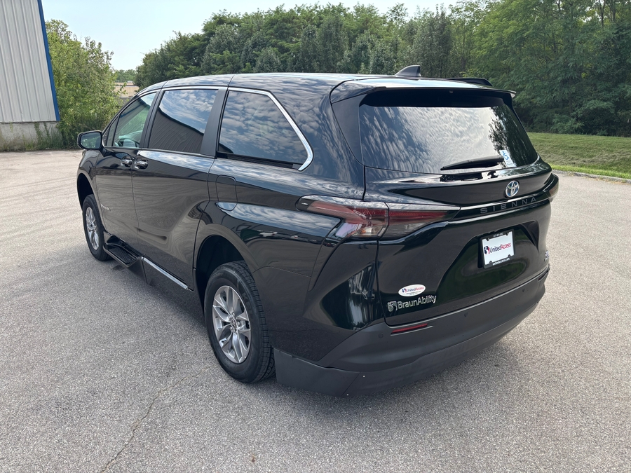 Used 2024 Toyota Sienna Hybrid XLE Plus - BraunAbility Side Entry In Floor Automatic Ramp