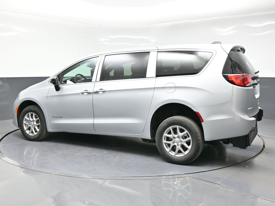 Silver Chrysler Voyager image number 3