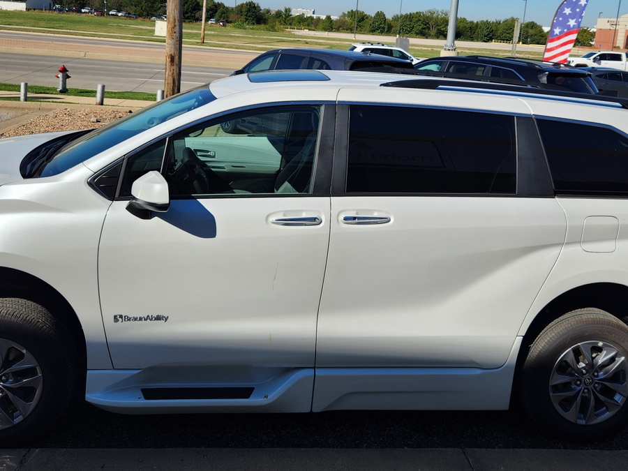 White Toyota Sienna image number 4