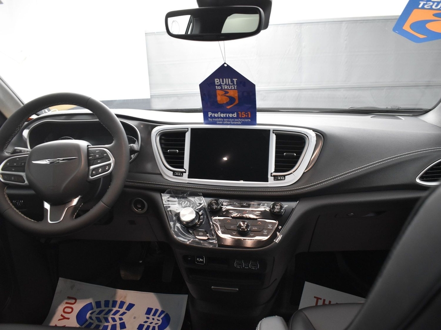 New 2025 Chrysler Pacifica Select Safety - BraunAbility Side Entry Entry Fold Out Automatic Ramp