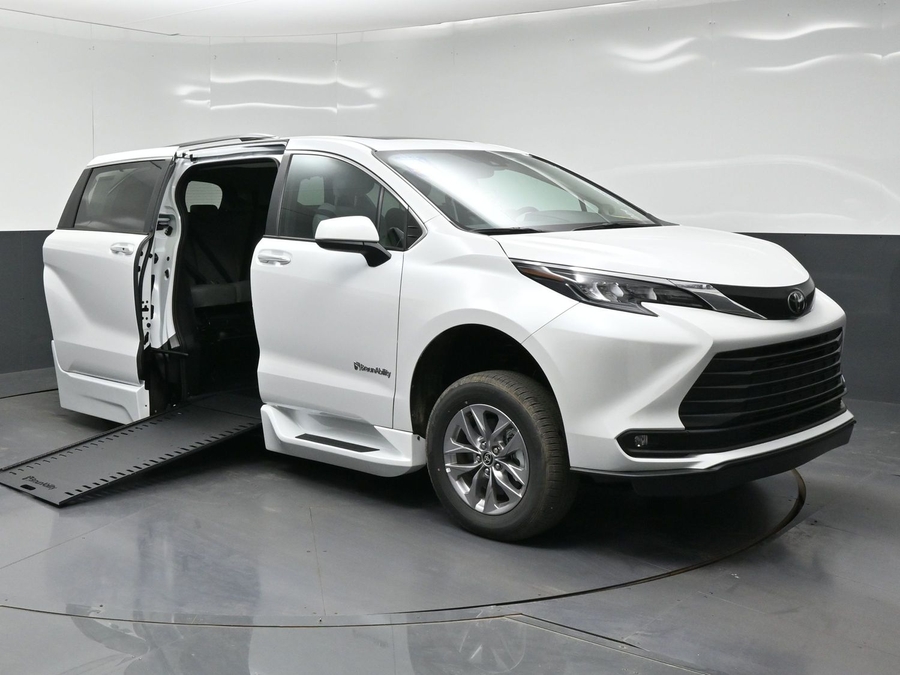 New 2026 Toyota Sienna Hybrid XLE Add - BraunAbility Side Entry In Floor Automatic Ramp