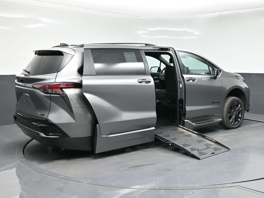 New 2026 Toyota Sienna Hybrid XSE Sport - BraunAbility Side Entry Fold Out Automatic Ramp