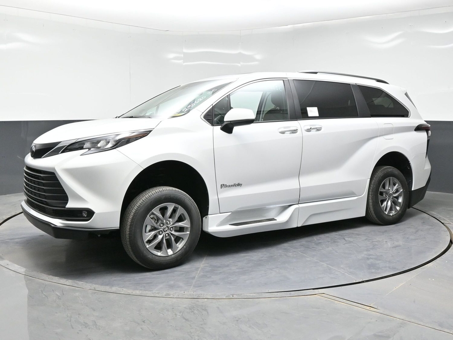 New 2026 Toyota Sienna Hybrid XLE Plus - BraunAbility Side Entry Entry Fold Out Automatic Ramp