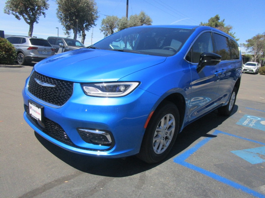 New 2026 Chrysler Pacifica Select Safety - BraunAbility Rear Entry Entry Fold Out Manual Ramp