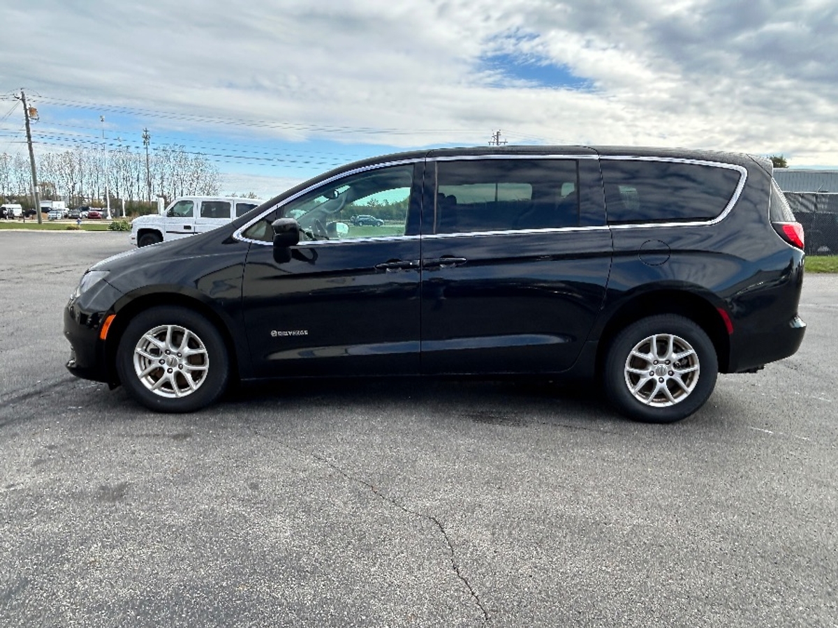 Black Chrysler Voyager image number 4