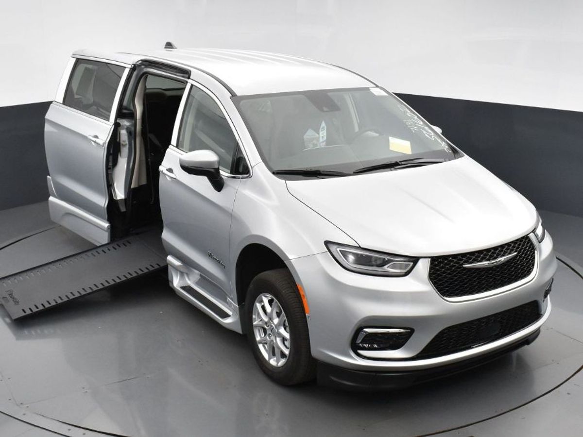 Silver Chrysler Pacifica image number 13