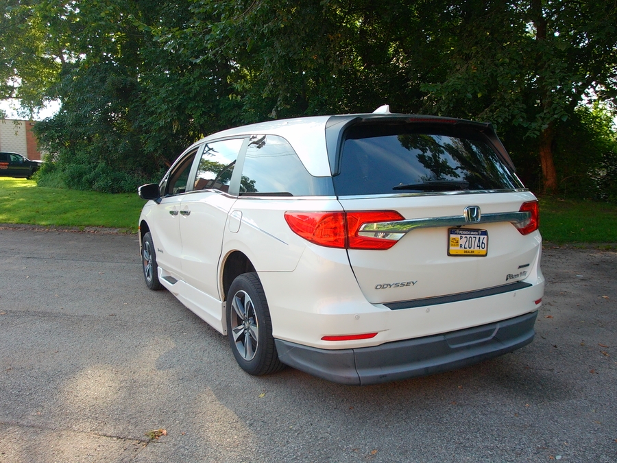 White Honda Odyssey image number 2