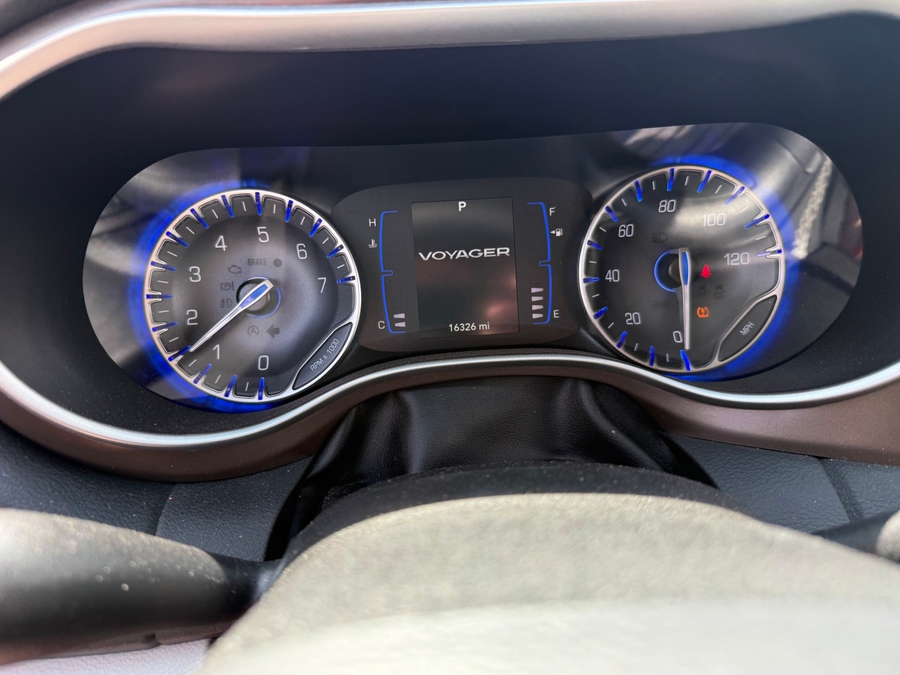 2022 Chrysler Voyager LX's photo