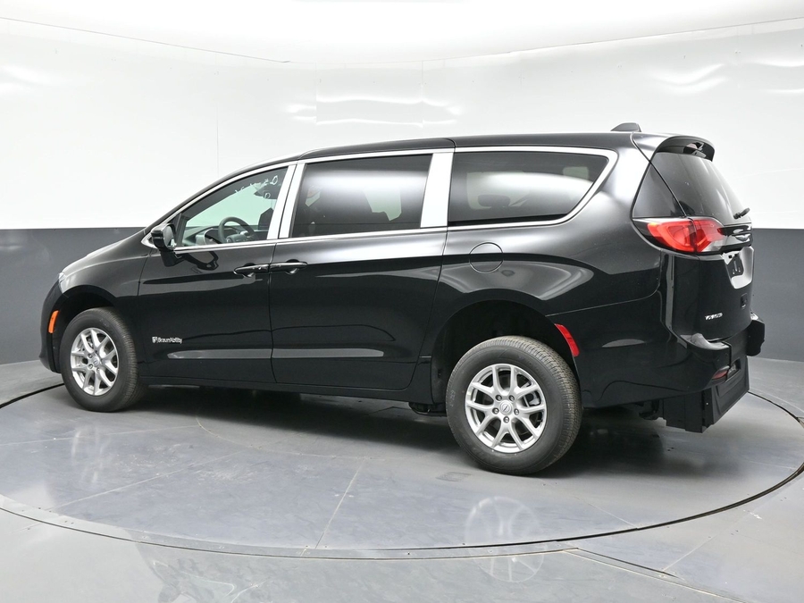 Black Chrysler Voyager image number 3