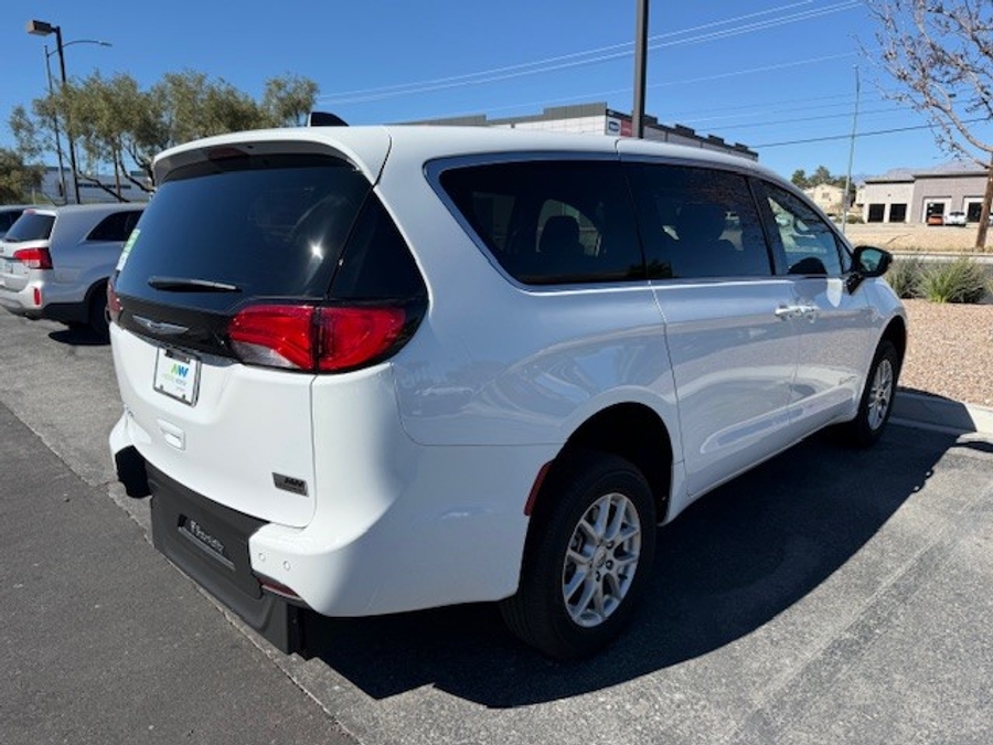 White Chrysler Voyager image number 4
