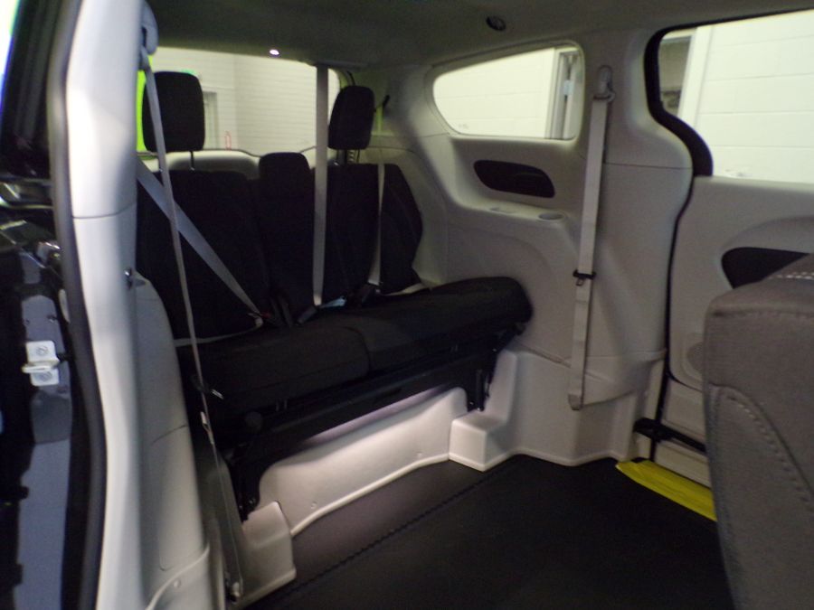 Black Chrysler Voyager image number 12