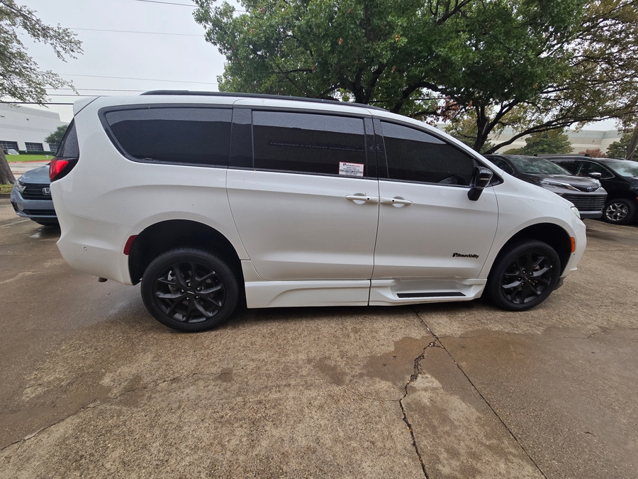 Used 2024 Chrysler Pacifica Touring L - BraunAbility Side Entry In Floor Automatic Ramp