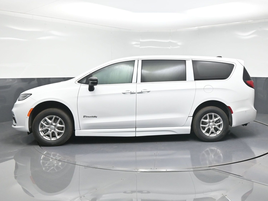 White Chrysler Pacifica image number 3