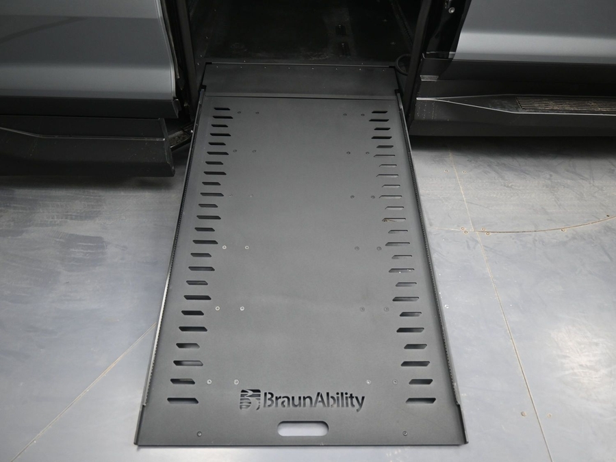 New 2026 Chevrolet Traverse 1LT Midnight Edition - BraunAbility Side Entry In Floor Automatic Ramp