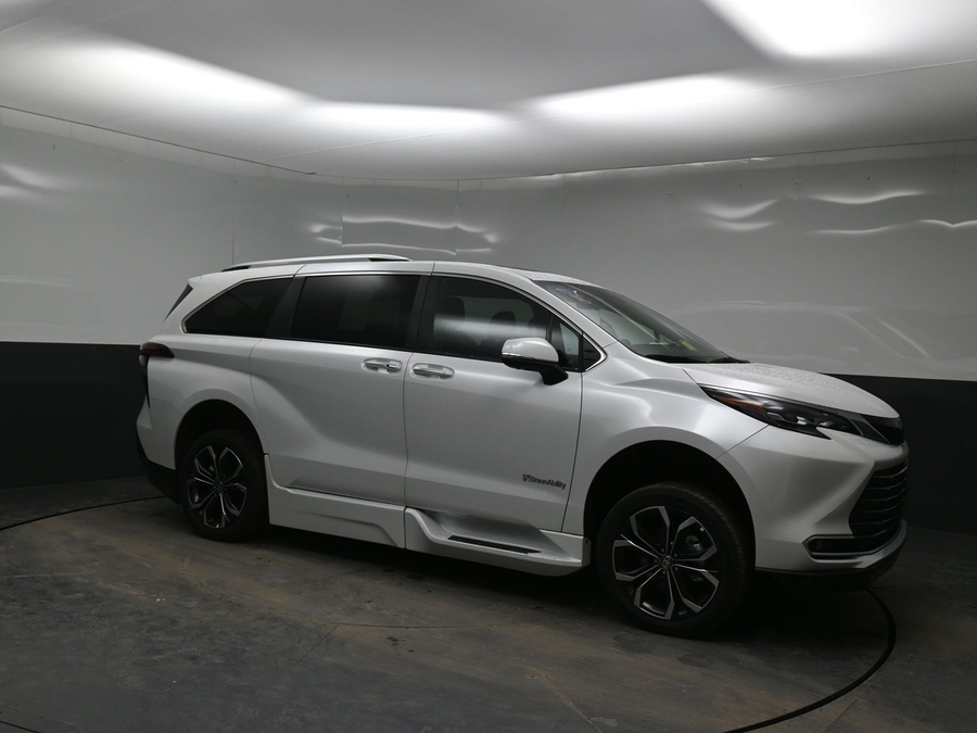 White Toyota Sienna image number 17
