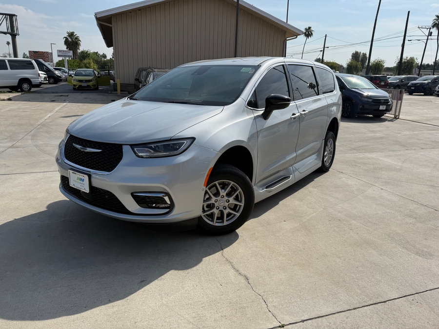 Silver Chrysler Pacifica image number 6