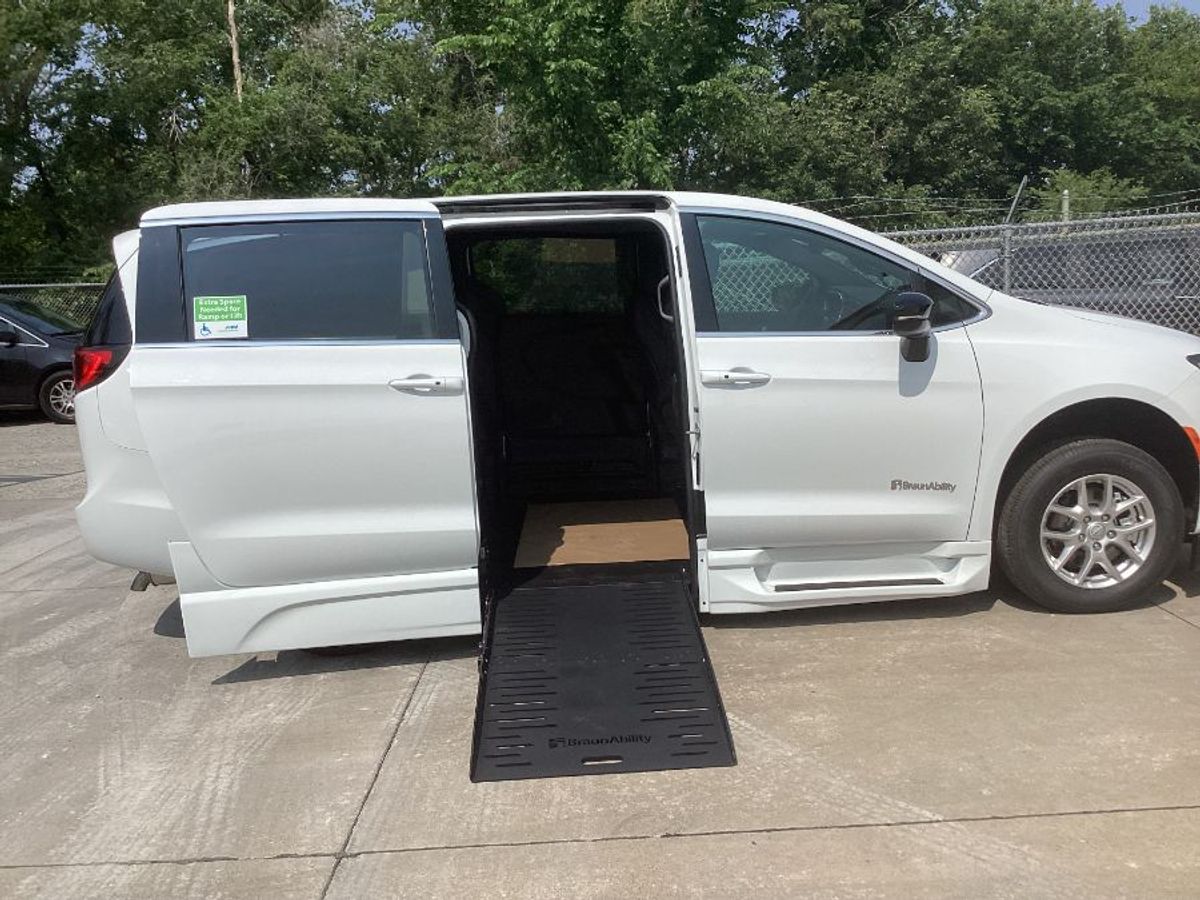 White Chrysler Voyager image number 15