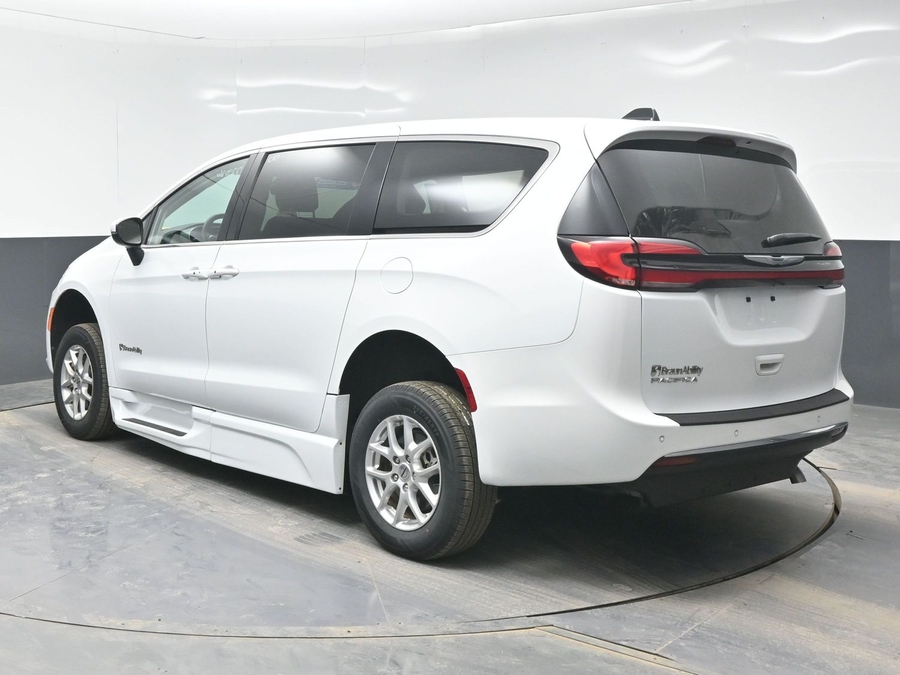 Used 2023 Chrysler Pacifica Touring L - BraunAbility Side Entry Entry Fold Out Automatic Ramp