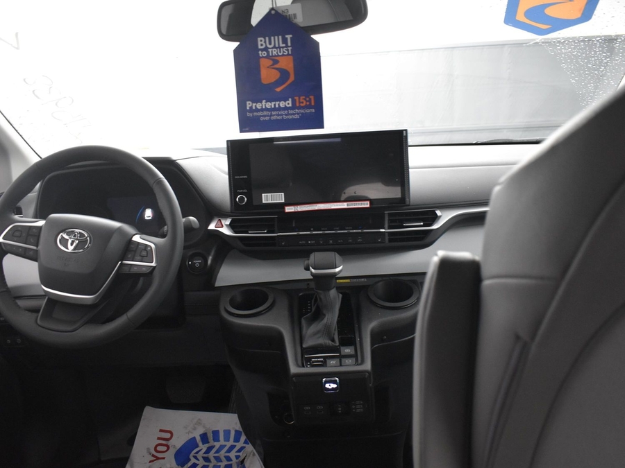 New 2025 Toyota Sienna Hybrid XLE Base - BraunAbility Side Entry Entry Fold Out Automatic Ramp