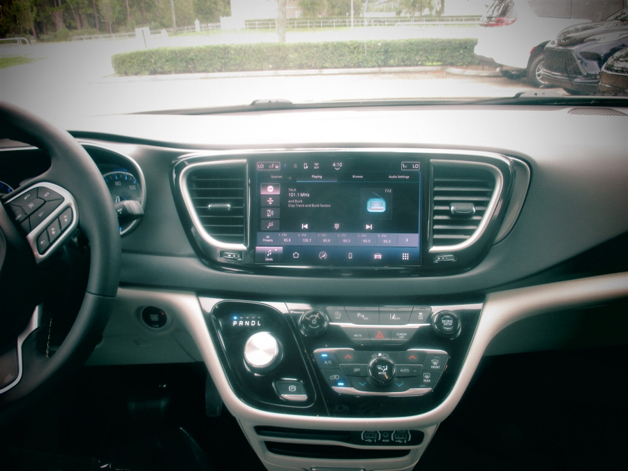 White Chrysler Pacifica image number 6