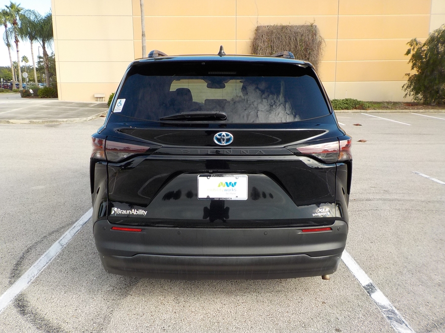 Black Toyota Sienna image number 29