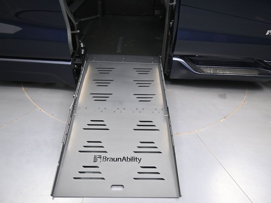 New 2026 Toyota Sienna Hybrid XLE Add - BraunAbility Side Entry Fold Out Automatic Ramp