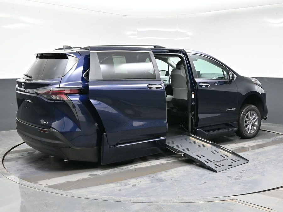 New 2026 Toyota Sienna Hybrid XLE Base - BraunAbility Side Entry Fold Out Automatic Ramp