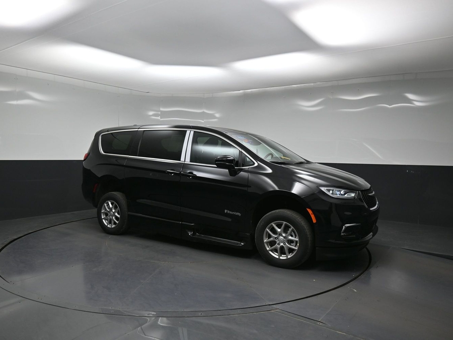 Black Chrysler Pacifica image number 14