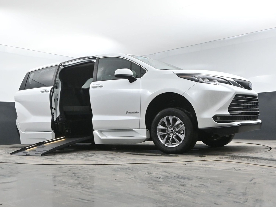 New 2025 Toyota Sienna Hybrid XLE Plus - BraunAbility Side Entry Entry Fold Out Automatic Ramp