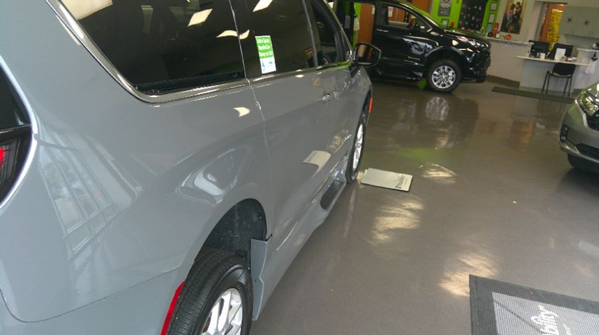 Grey Chrysler Pacifica image number 7