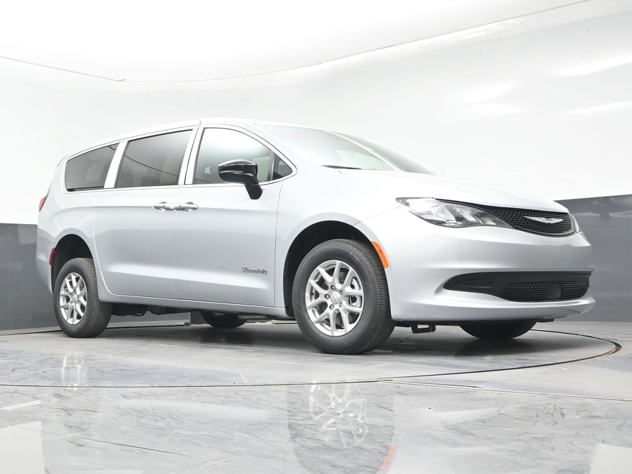 Silver Chrysler Voyager image number 17