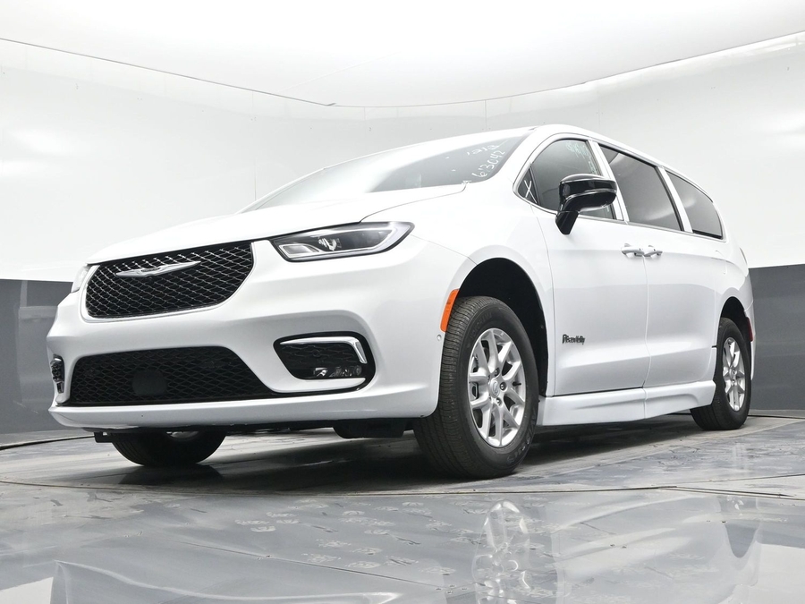 White Chrysler Pacifica image number 19