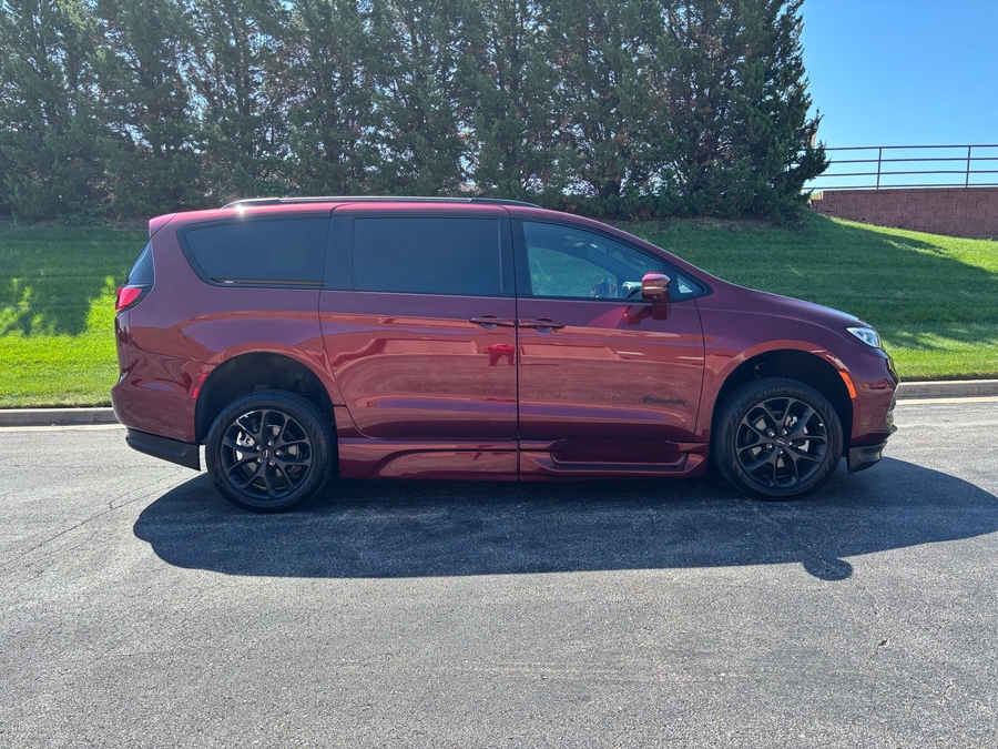 Used 2021 Chrysler Pacifica Touring L - BraunAbility Side Entry In Floor Automatic Ramp