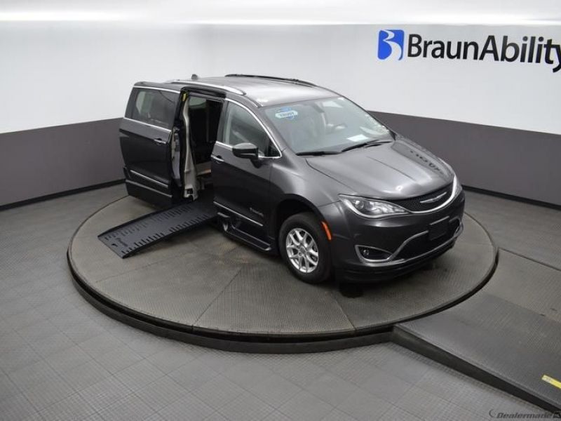 Grey Chrysler Pacifica image number 20
