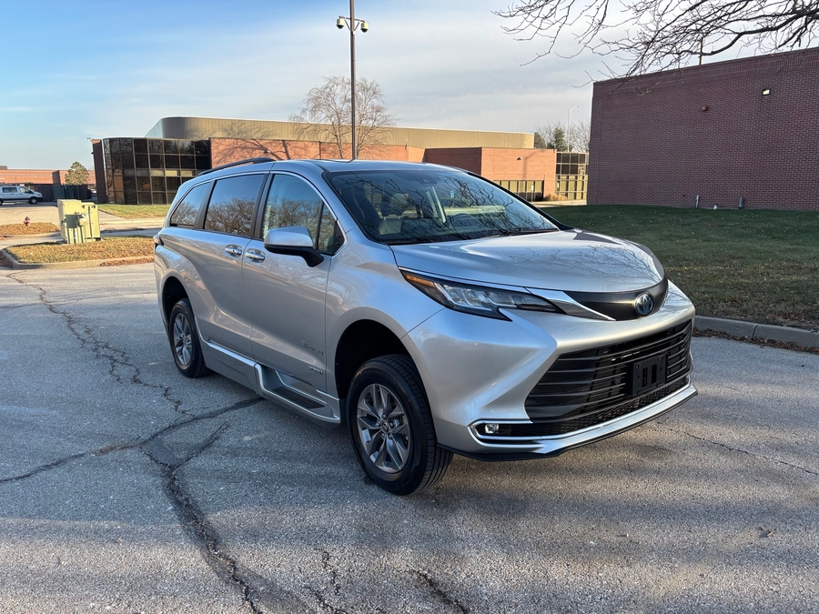Used 2021 Toyota Sienna Hybrid XLE Base - BraunAbility Side Entry Entry Fold Out Automatic Ramp