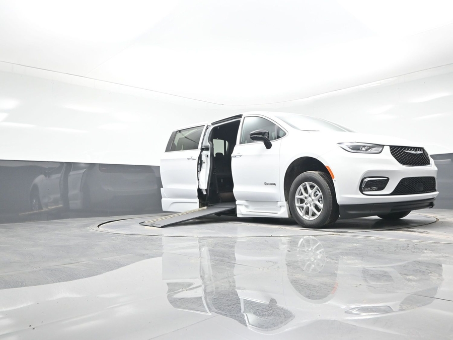 New 2025 Chrysler Pacifica Select Plus - BraunAbility Side Entry Entry In Floor Automatic Ramp