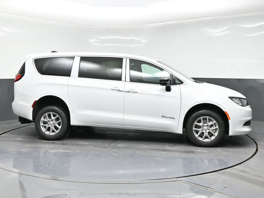 2026 Chrysler Voyager LX's photo