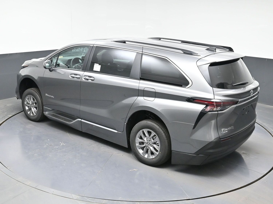Grey Toyota Sienna image number 10